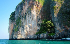 The cliffs of Koh Yawa San. What a lovely setting for a beautiful wall dive.